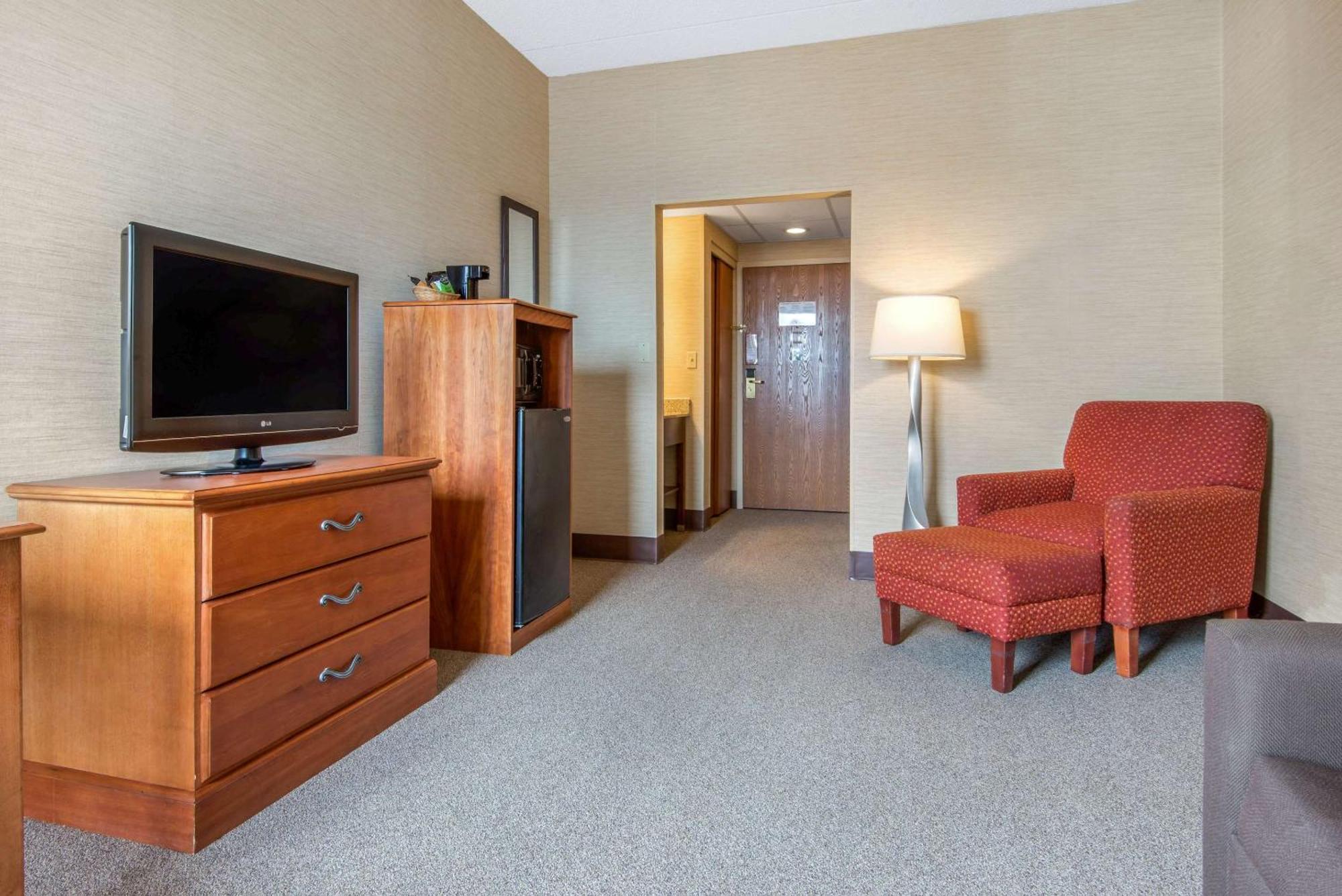 Quality Inn & Suites Mansfield Bagian luar foto
