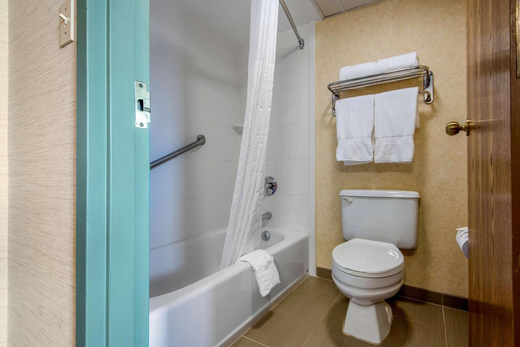 Quality Inn & Suites Mansfield Bagian luar foto