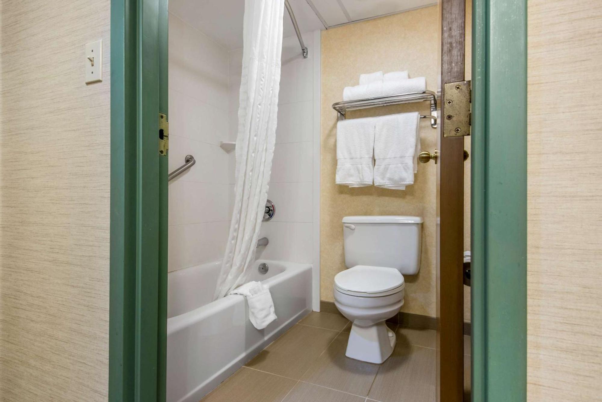 Quality Inn & Suites Mansfield Bagian luar foto