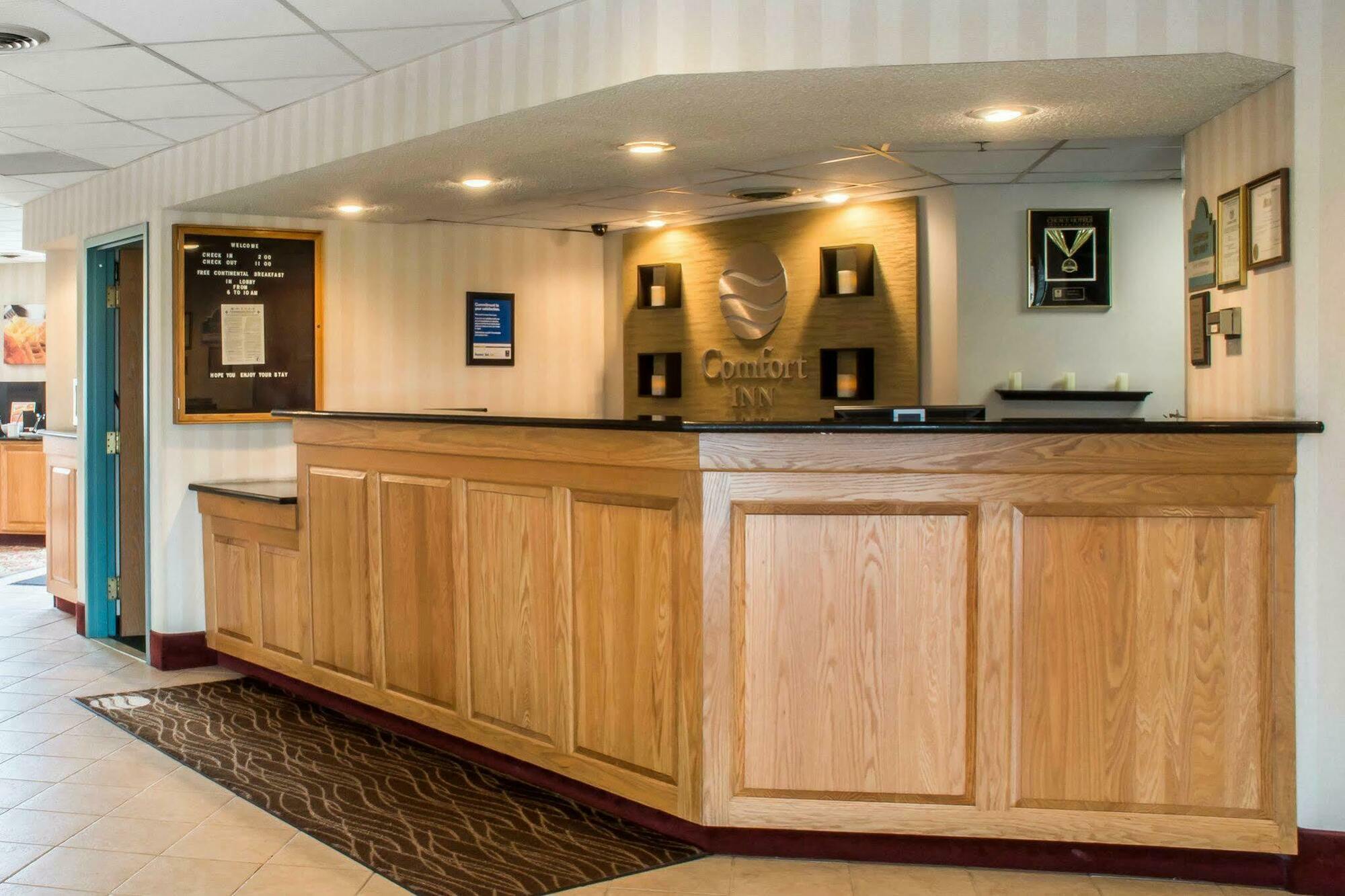 Quality Inn & Suites Mansfield Bagian luar foto