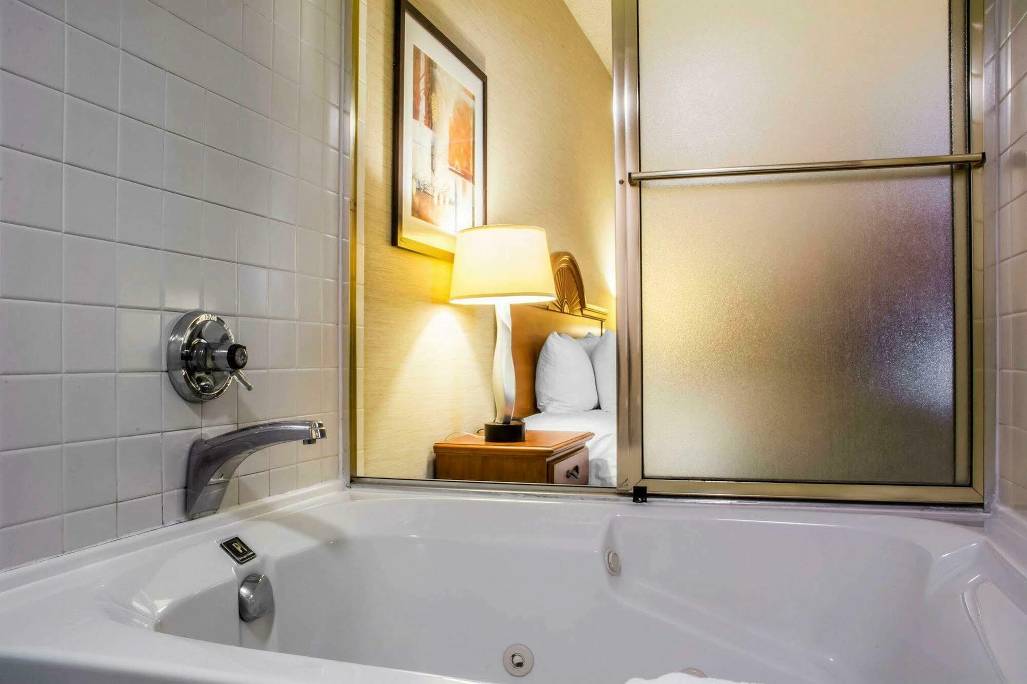 Quality Inn & Suites Mansfield Bagian luar foto